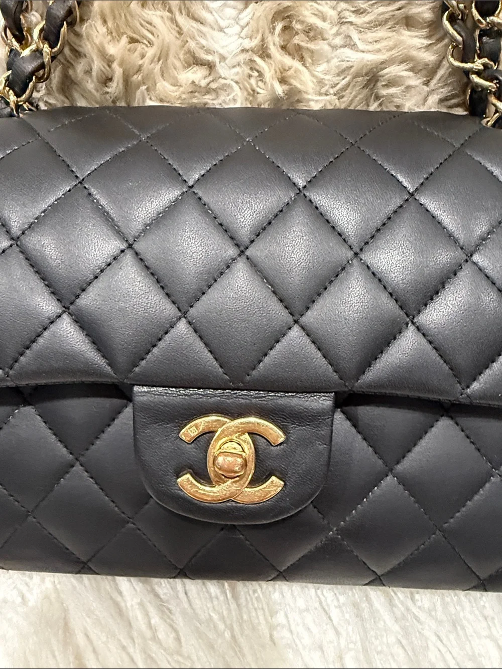 CHANEL Black Quilted Shoulder Bag with Gold Chain